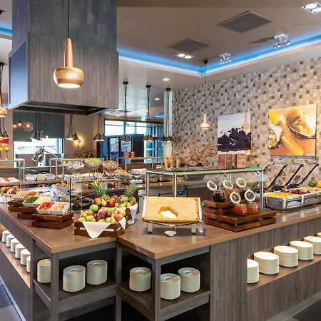 מלון Leonardo East 4*