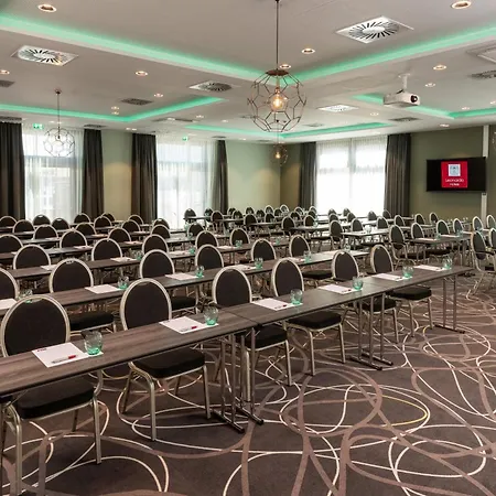 Leonardo East מלון