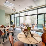 מלון Leonardo East 4*