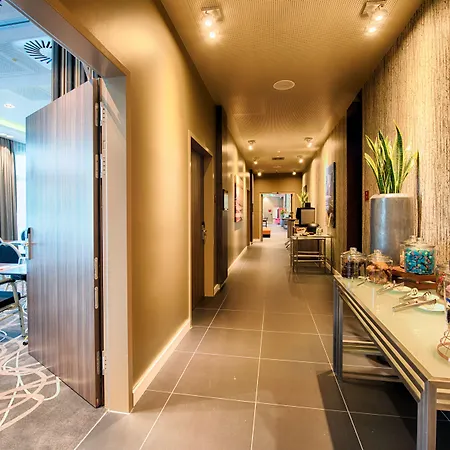 Отель Leonardo East 4*