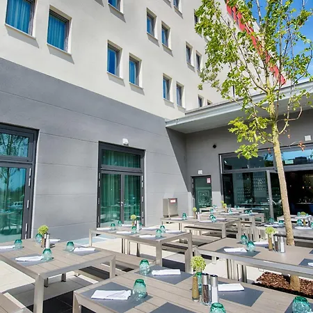 Отель Leonardo East 4*