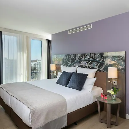 Leonardo East Отель 4*