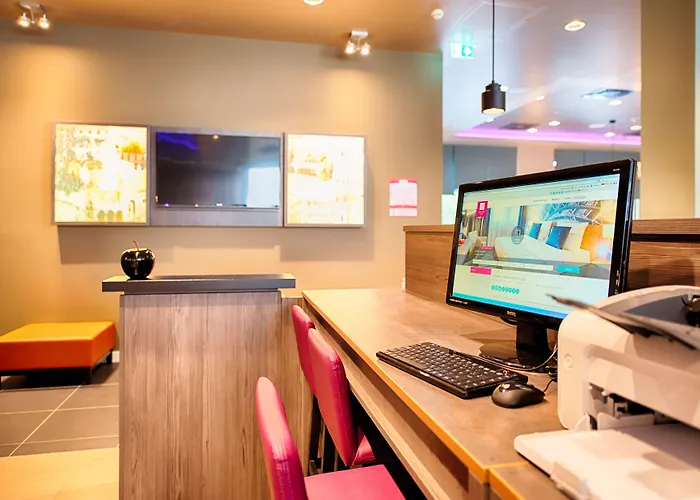 Leonardo East Отель 4*